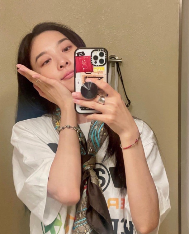  여자 연예인들의 힙한 OOTD로 함께하는 스트릿 브랜드 스투시 오버핏 반팔 티셔츠 패션