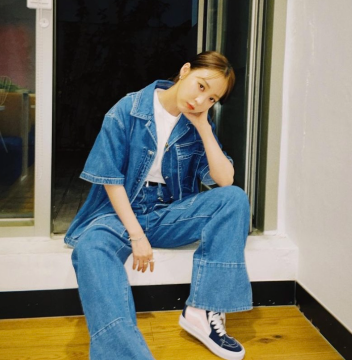  마마부 문별의 디자이너 브랜드 우영미 데님 셔츠와 팬츠 조합의 청청 패션
