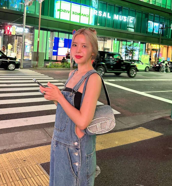 멜빵바지로 오버롤 스타일을 완성한 솔라의 센스 있는 도쿄 여행 룩 패션 공개