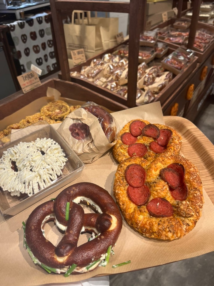  더현대 브레디포스트 핫한 디저트 프레첼 맛집