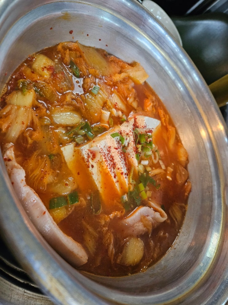  김치 짜글이? 찌개? 중에 하나인거 같은데..