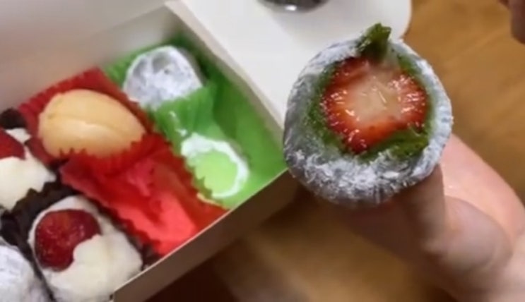 여수모찌 딸기가 들어간 찹쌀떡이 그렇게 맛있을까? 여수모찌 딸기가 들어간 찹쌀떡이 그렇게 맛있을까?