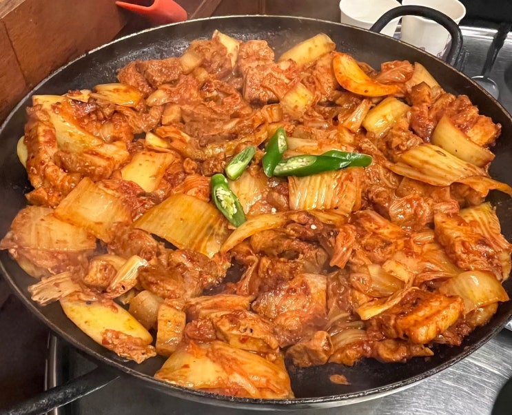  샤로수길 맛집 추천, 정통집 돼지김치구이 맛집 콘옥수수에 깻잎쌈 싸악-