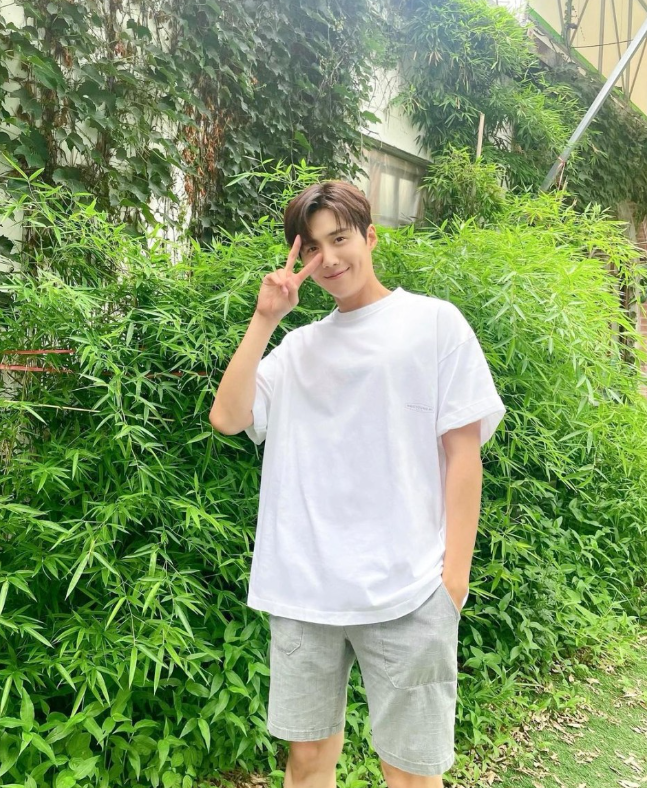  디자이너 브랜드 우영미의 오버핏 남자 반팔 티셔츠 코디 추천