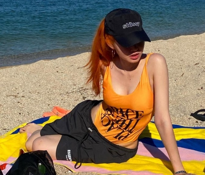 "다 보이겠다" 황승언, 파격 패션으로 골반라인 자랑...군살 없는 모노키니 입은 '인간 오렌지' "다 보이겠다" 황승언, 파격 패션으로 골반라인 자랑...군살 없는 모노키니 입은 '인간 오렌지'
