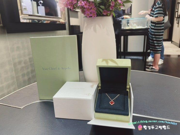  압구정 갤러리아 반클리프 아펠 스위트 알함브라 오픈런 / 예물 프로포즈 목걸이 상품권 구매 후기.
