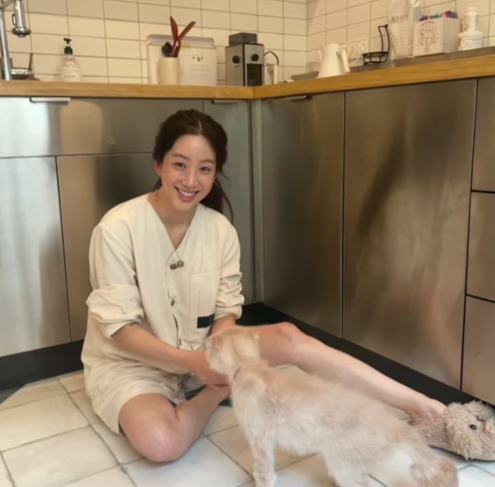  집콕 하고 있을 때 편하게 입기 좋은 홈 라운지 웨어인 파마자 코디를 완성한 정려원 패션