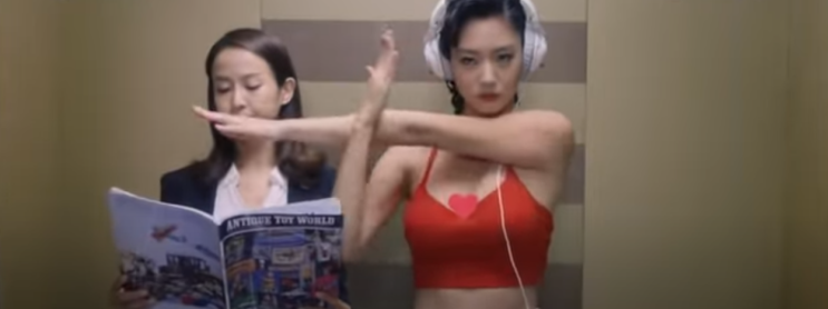 리뷰 결말 정보 보러가기! 직장과 <b>가정사</b> 간의 고민을 담은 코미디