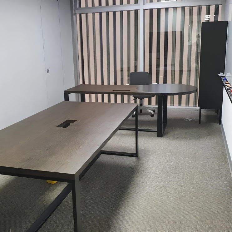 금속 테이블로 공간 맞춤 사무실을 만들어드립니다.