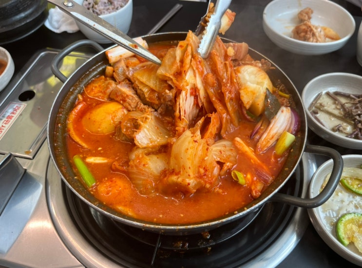  청주 오창 맛집! 가마솥의 누룽지에서 묵은지삼합, 가마솥밥 먹어봤어요~