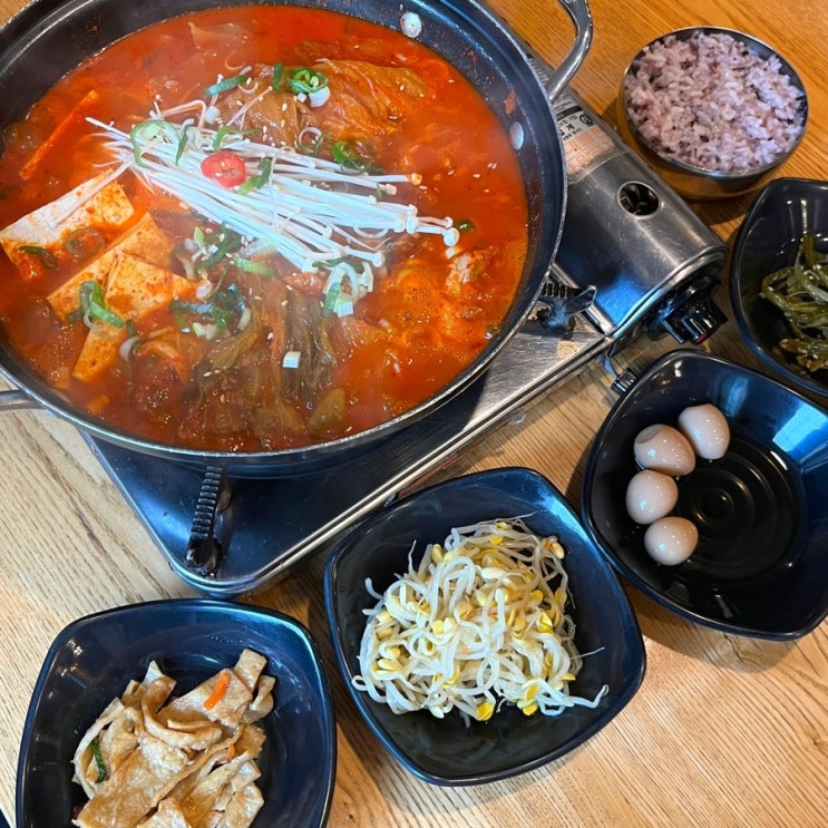  혼밥하기 좋은 신촌 한식 맛집, 인생식당