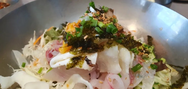  경주 감포물회나 대게 맛집으로 유명한 돌고래 횟집