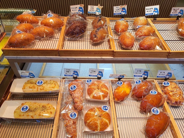  광주동네빵집 두껍베이커리 옥수수빵, 먹물크로캉