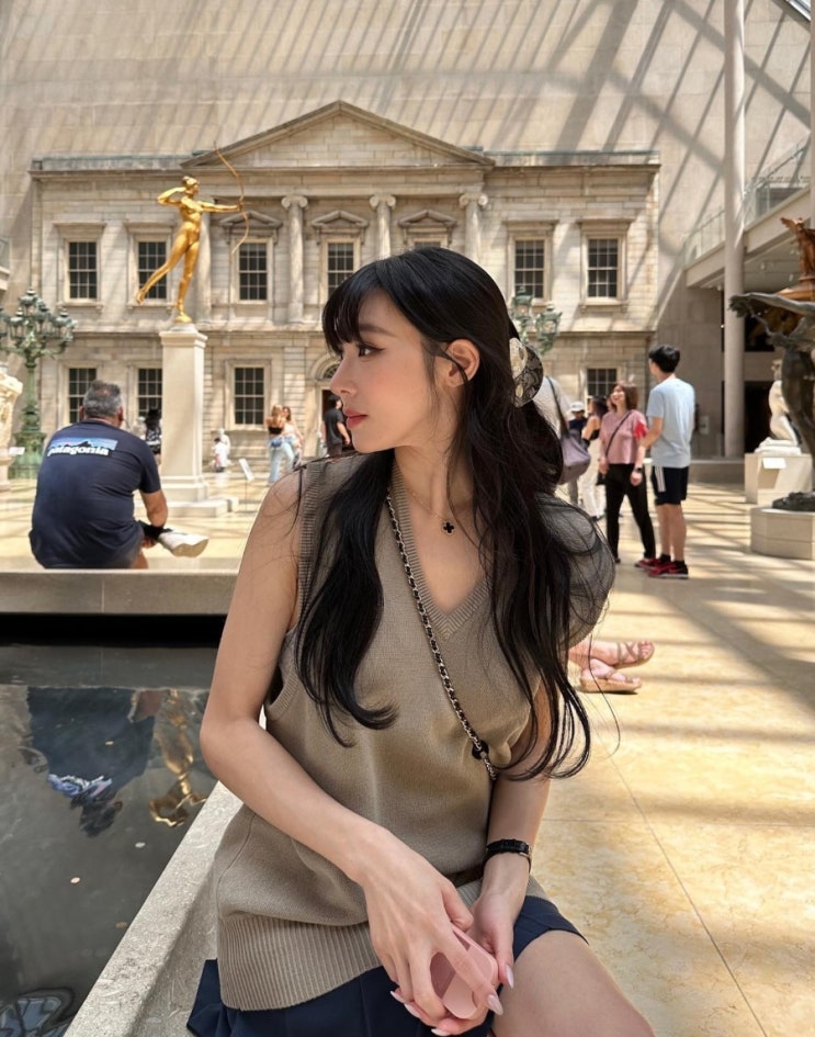  소녀시대 티파니 영 인스타그램 속 사복패션 정보 (에임레온도르 니트 V넥 베스트)