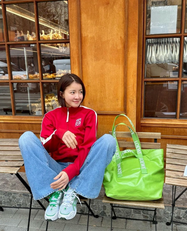  쿠션 좋은 발 편한 엄마 운동화로 크림에서도 인기리에 판매되고 있는 여자 아식스 런닝화 추천 W. 이시영
