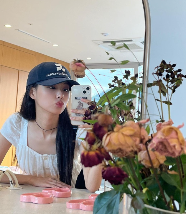  강혜원의 캐주얼하면서도 세련된 스타일이 돋보이는 화이트 블라우스 코디