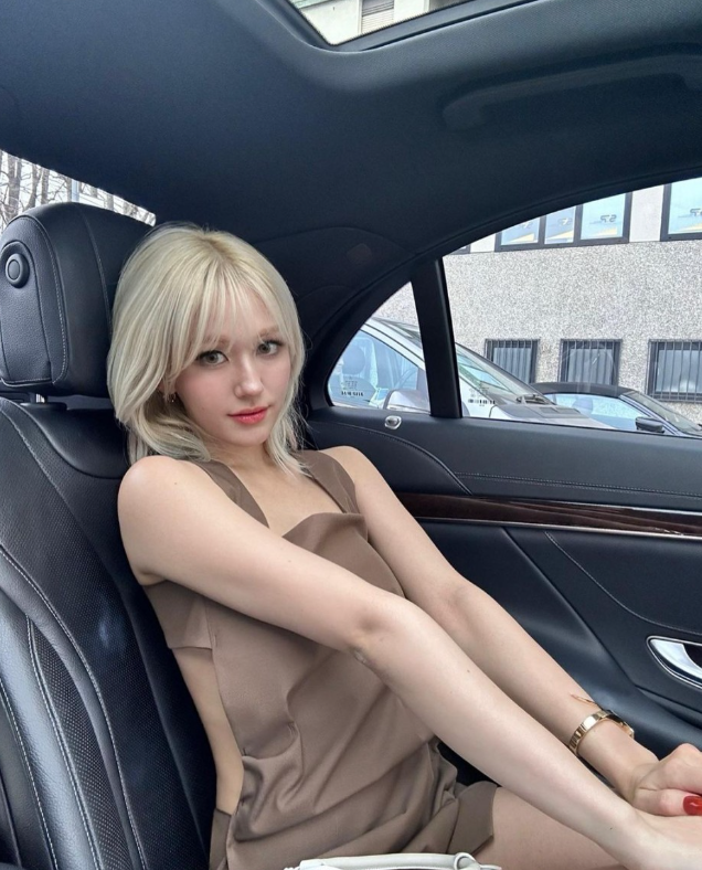  명품 브랜드 프라다 이브닝 파티룩으로 전소미가 선택한 여자 민소매 미니 원피스 코디 추천