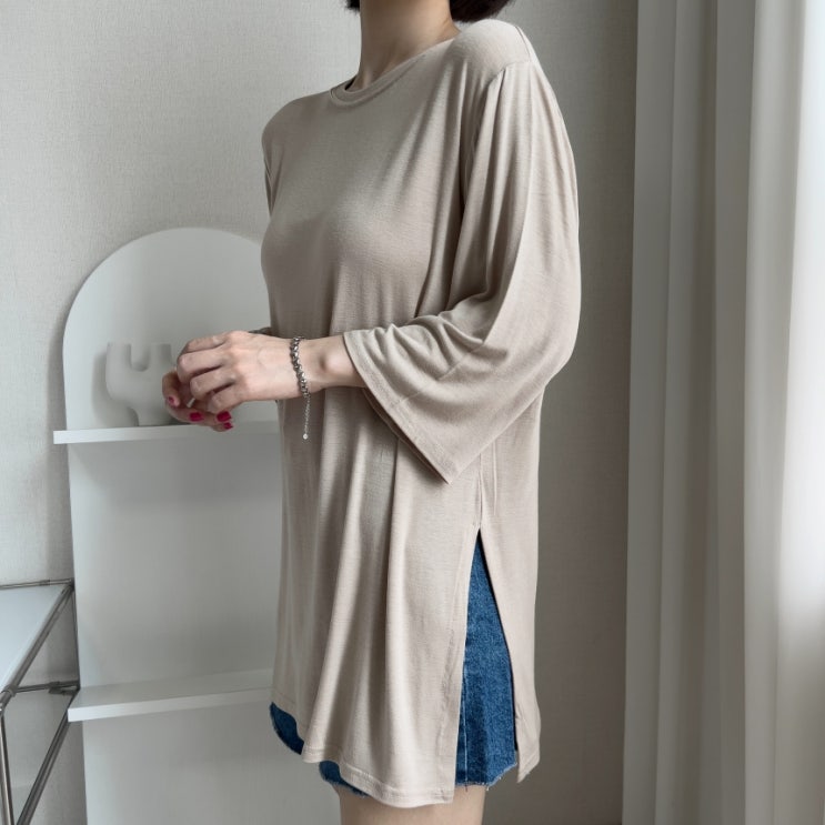  1+1 루즈핏 라운드 무지 레이온 옆트임 롱티셔츠