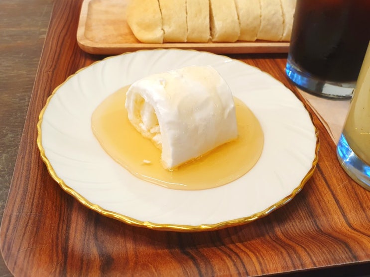  카이막을 맛볼 수 있는 신중동역 카페