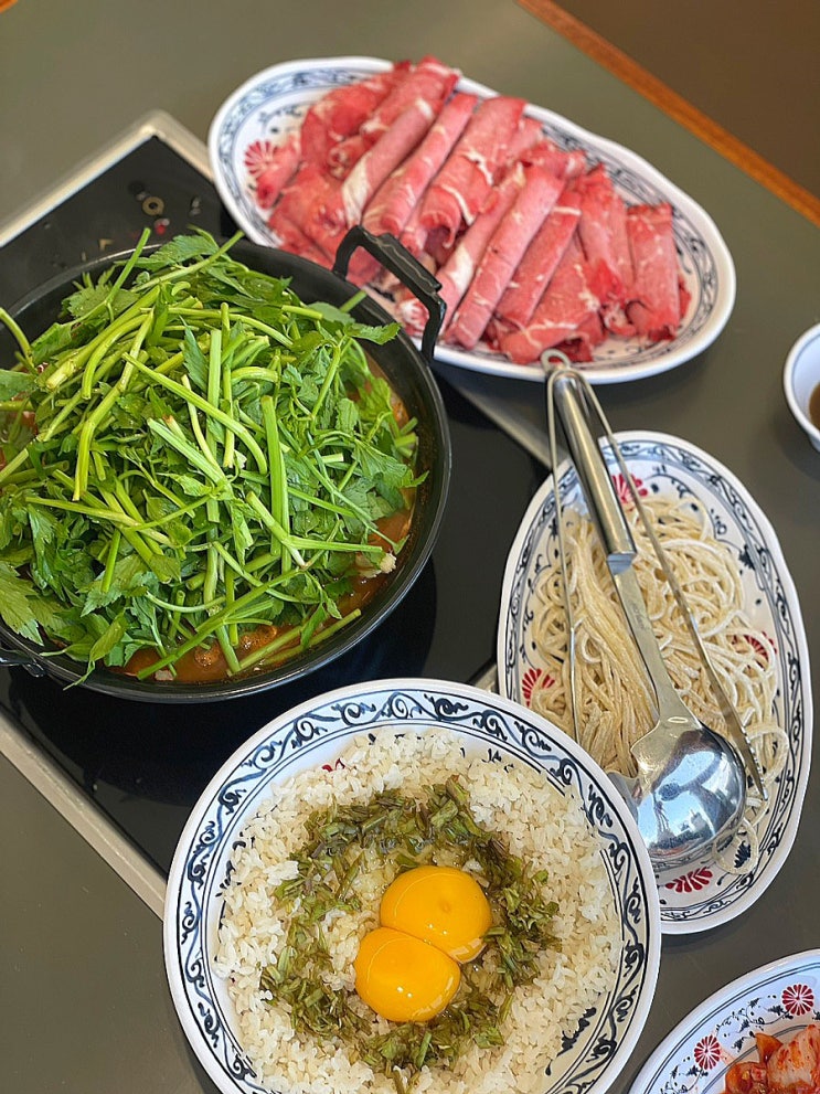  안민옥샤브칼국수 창원 수북한 미나리와 얼큰한 국물이 인상적인 칼국수 맛집