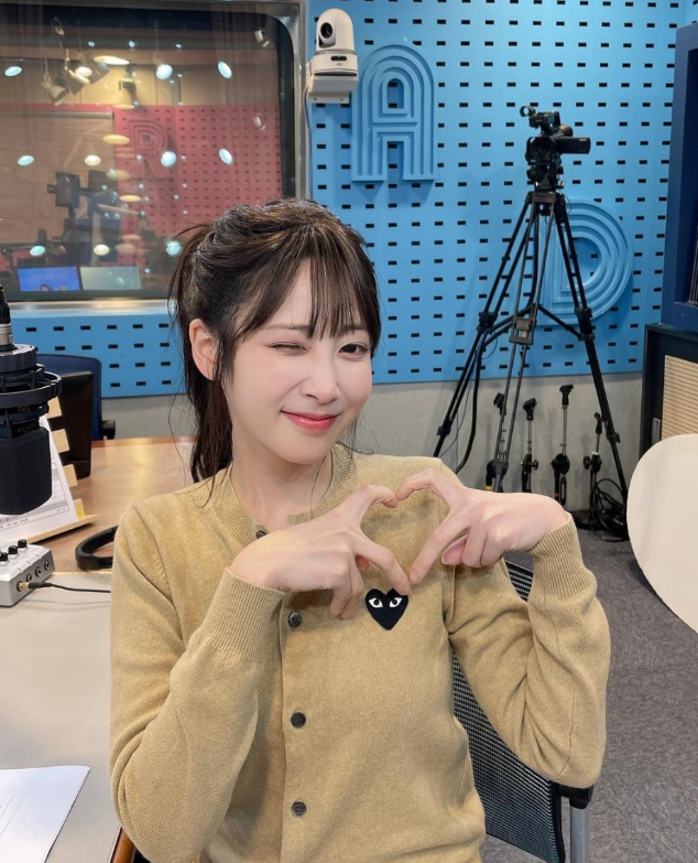  여자 연예인 가을 코디에 자주 보이는 콘템포러리 브랜드 꼼데가르송 니트 가디건 패션 추천