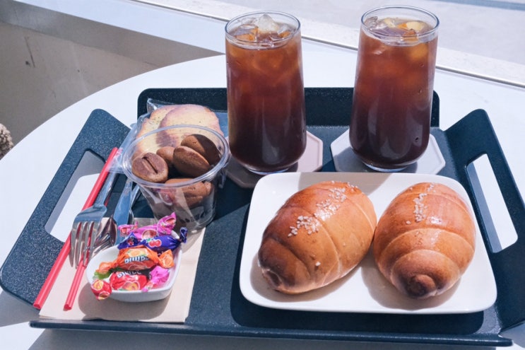  광양대형카페 “카페 더베이” 한적한 숲뷰 소금빵맛집 추천