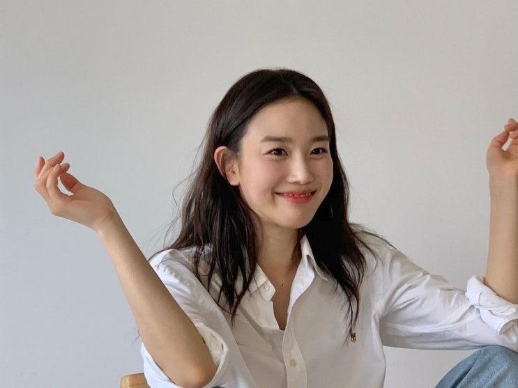  남자들이 좋아하는 여자 친구 데이트룩으로 깔끔한 폴로 랄프로렌 흰 셔츠 코디 w. 장희령