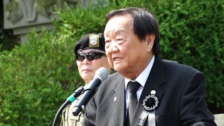 국모<b>육영수</b>여사님 서거49주기... 박정희<b>대통령</b> 내외분 <b>묘역</b> 앞... 