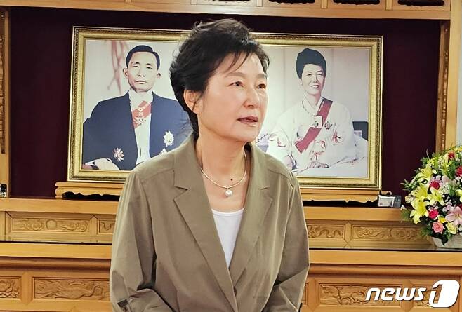 '<b>박정희</b> 전 대통령 <b>생가 방문</b>' <b>박근혜</b> "따뜻한 환대에 옛날 생각... 