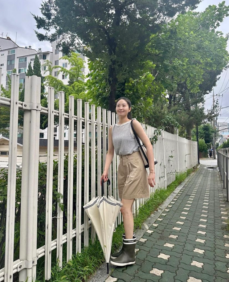 셀린느 레인부츠 비 오는 날 <b>류이서</b> 코디 캐주얼하게