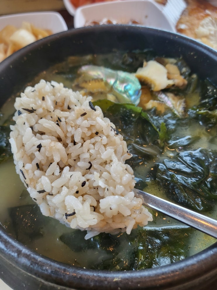  싱싱한 전복 깊은 국물맛 마곡역점심은 청담미역 마곡점에서