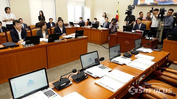 국회 <b>행안위</b> 파행, <b>국민의힘</b> “잼버리 책임 김관영 나와야” vs... 