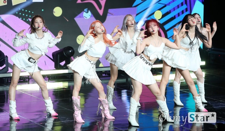 스테이씨, 청량한 '버블'로 집대성한 '틴프레시'...여름 페스티벌 온 느낌 스테이씨, 청량한 '버블'로 집대성한 '틴프레시'...여름 페스티벌 온 느낌