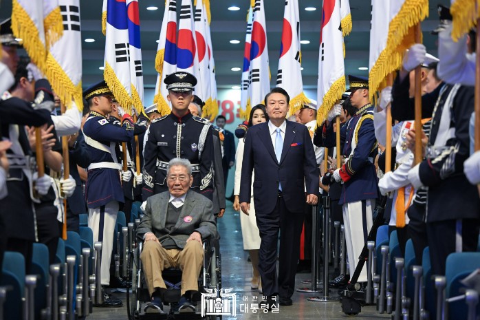 윤 <b>대통령</b> 광복절 축사에...<b>유승민</b> "광복절 연설 맞나"