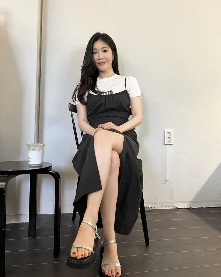  다비치 이해리의 블랙 컬러로 디자인된 민소매 타입의 끈 나시 뷔스티에 롱 원피스 코디 추천