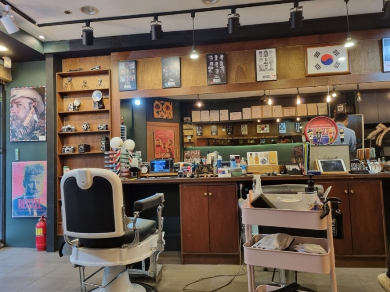 일산이발소 추천, 레드폴이발소 일산점에서는 남자머리가 완벽하게 정리되어있습니다.