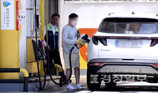 치솟는 기름값에 저렴한 주유소 찾아 발품 치솟는 기름값에 저렴한 주유소 찾아 발품