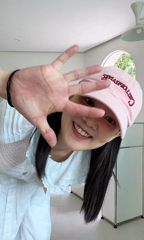  원피스에 잘 어울리는 운동화로 명품 브랜드 샤넬 CC 러너 신발 추천 w. 윤승아