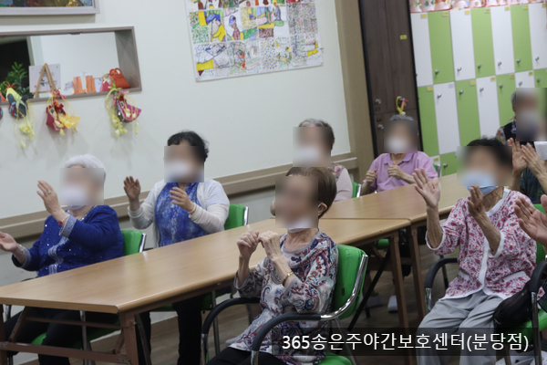  분당 주간보호센터(365송은주야간보호센터 분당점) 청사초롱 만들기&율동(미술음악활동)사진-2023.07.25