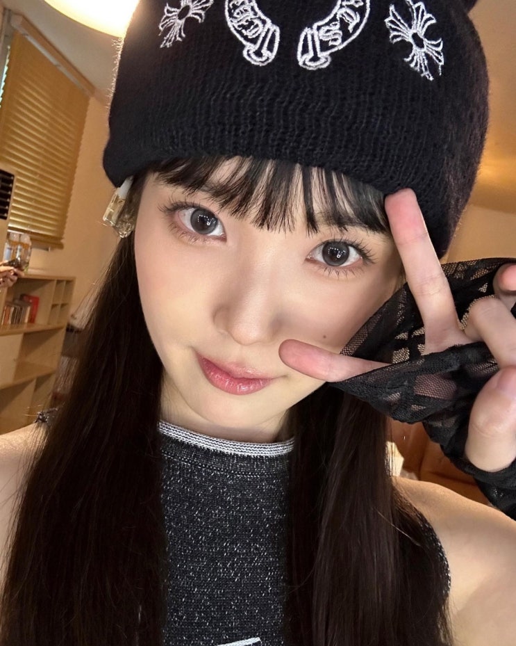 아이유, 블랙 비니 푹 눌러쓰고 락시크 무드..."아기 락스타?" 아이유, 블랙 비니 푹 눌러쓰고 락시크 무드..."아기 락스타?"