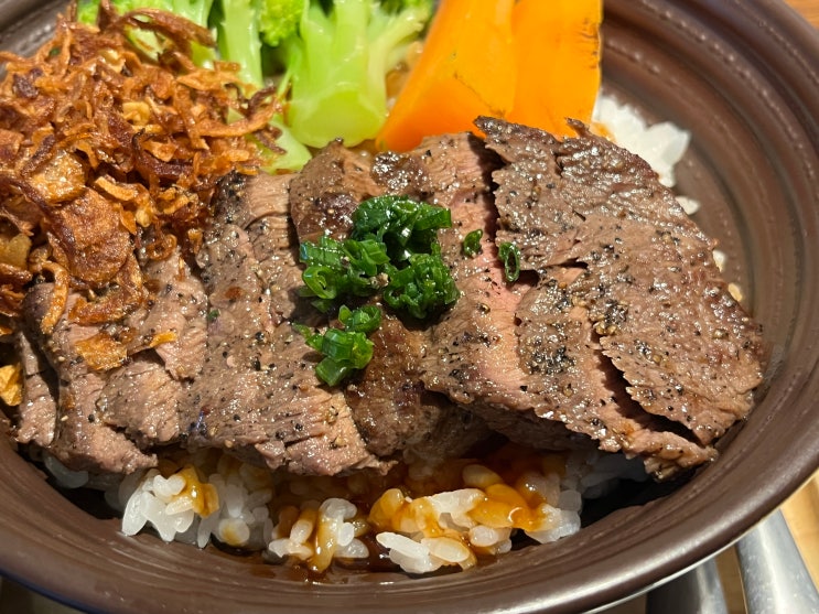  치앙마이스테이크 치앙마이소고기 치앙마이스테이크동 치앙마이에서 고기랑 밥을 배불리 먹고 싶을 때 스테이크덮밥 나누아수안독게이트 Na-Nua Suan Dok Gate