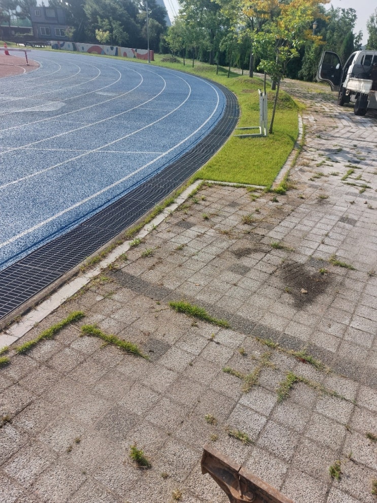  인천서구미니굴삭기 체육고등학교내부 잡석깔고 경계석맞추고 반나절작업(허니미니중기)