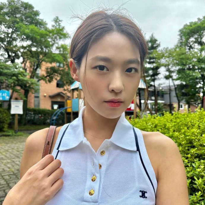  명품 브랜드 셀린느의 트리오페가 새겨진 화이트 민소매 카라 원피스 코디 w. 설현
