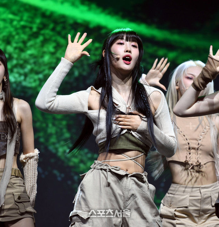 에버글로우 시현, 쇼케이스 무대 중 갑자기 옷 풀려 '아찔'...상의 내려갈 뻔 에버글로우 시현, 쇼케이스 무대 중 갑자기 옷 풀려 '아찔'...상의 내려갈 뻔