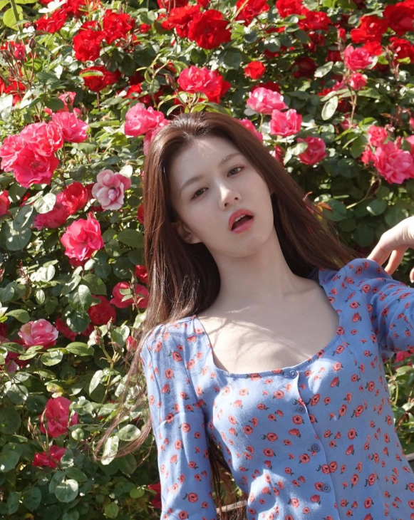  파리 여행 룩 패션으로 배우 고윤정이 선택한 꽃무늬 블라우스 코디 추천