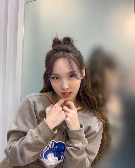 여자 스웻셔츠 가운데 메종키츠네 맨투맨이 너무나 잘어울리는 나연 사복 패션 추천