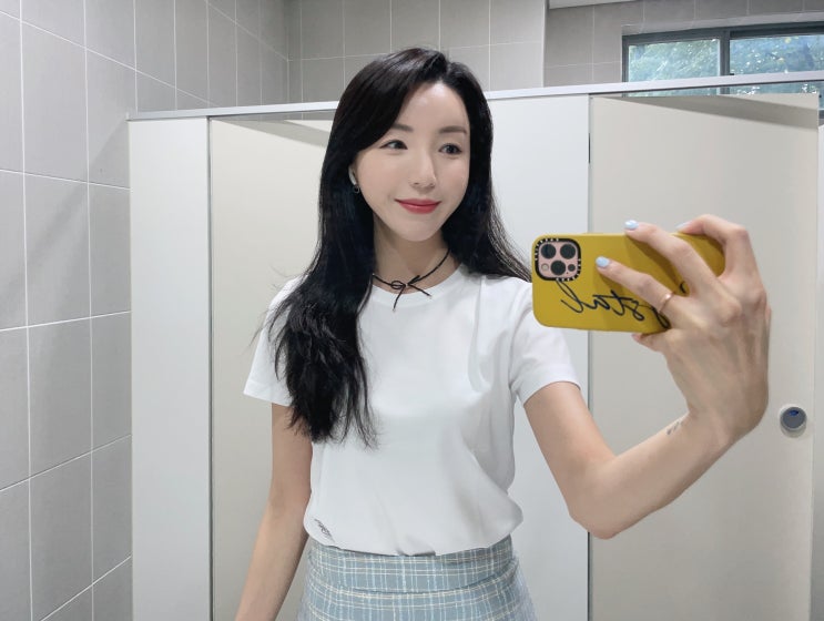  퇴근하고 약속 있는 날 패션 단정한데 키치하고 여성스러운데 캐주얼한 믹스매치룩 ft 애나플레어 리본 목걸이 시티브리즈 반팔 티셔츠