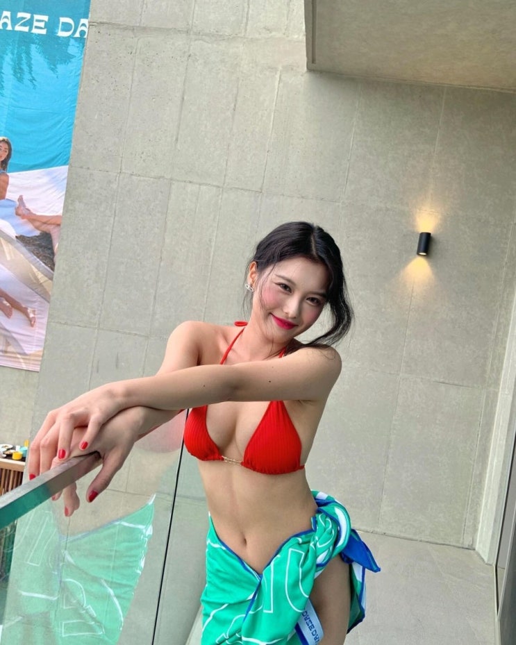 모모랜드 출신 아인, 팀 해체 후 더 섹시해졌네...파격 레드 비키니 자태 모모랜드 출신 아인, 팀 해체 후 더 섹시해졌네...파격 레드 비키니 자태