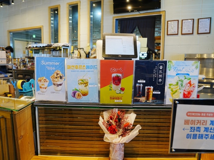  태안 카페 밀리앤코 대형 베이커리 카페로 규모 및 인테리어 대단하네요. 데이크 코스로 굿!