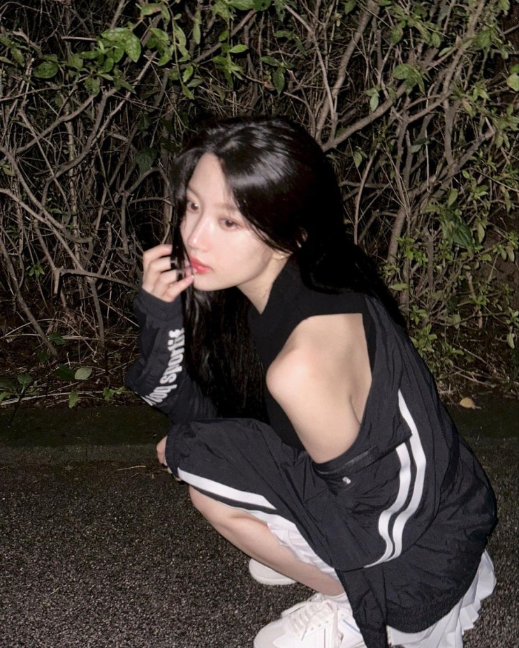  여자 연예인들이 좋아하는 화이트 스니커즈에서 흰색 패턴이 매력인 르꼬끄 추천 w. 문가영